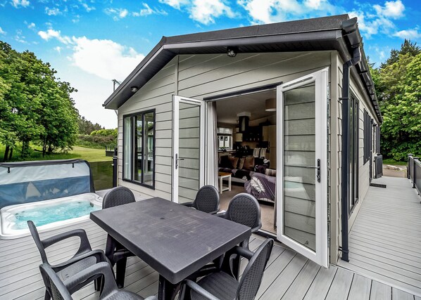 Outdoor dining - 2 bedroom accommodation in Earls Colne, Colchester (Earls Colne, Colchester)