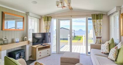 Modern, contemporary holiday home facing the sea.