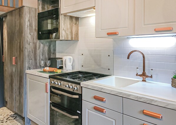 Fridge, oven, stovetop, toaster - Riverside Family Pod HT (Snowdonia)