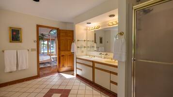 6 chambres, bureau, fer et planche à repasser, lit parapluie