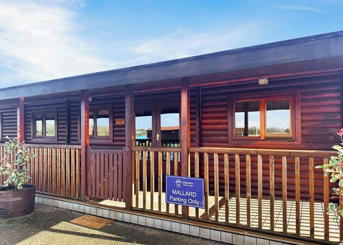 Comfortable lodge that sleeps four people, ideal for families.