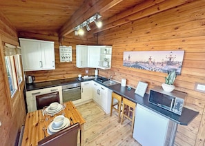 Fridge, oven, stovetop, toaster - Comfortable lodge that sleeps four people, ideal for families. (Market Bosworth, near Nuneaton)