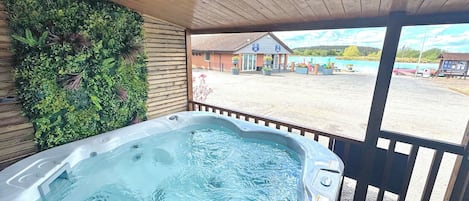 Tina de hidromasaje al aire libre