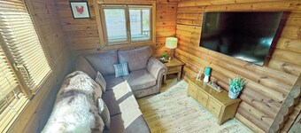 Comfortable lodge that sleeps four people, ideal for families.