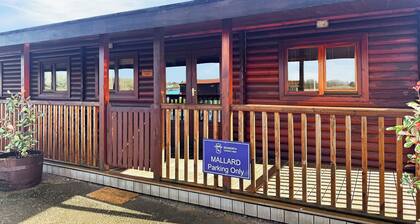 Comfortable lodge that sleeps four people, ideal for families.