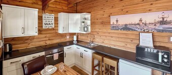 Comfortable lodge that sleeps four people, ideal for families.