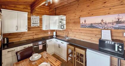 Comfortable lodge that sleeps four people, ideal for families.