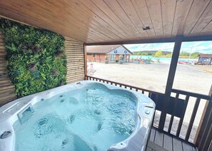 Outdoor spa tub - Comfortable lodge that sleeps four people, ideal for families. (Market Bosworth, near Nuneaton)