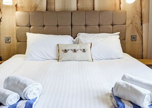 2 bedrooms - A magnificent bespoke lodge perfect for a family escape with pets. (Gledrid, Chirk)