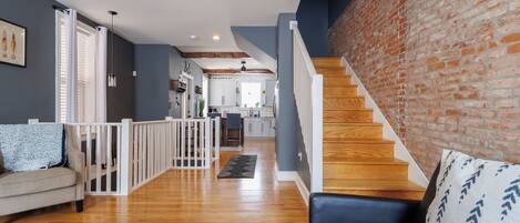 TV connectée, cheminée, écrans d'ordinateur, imprimantes