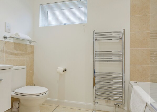 Bathroom - New in 2017. Spacious and luxurious lodge. (Carnmenellis, Nr Falmouth)
