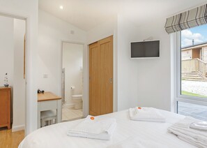 3 bedrooms, free WiFi - New in 2017. Spacious and luxurious lodge. (Carnmenellis, Nr Falmouth)