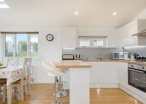 冷蔵庫、オーブン、コンロ、食器洗い機