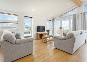 TV - New in 2017. Spacious and luxurious lodge. (Carnmenellis, Nr Falmouth)