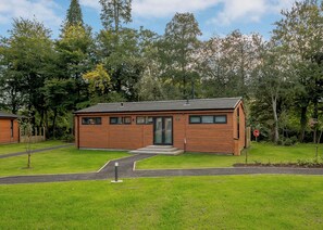 Exterior - A stunning lodge with a centre lounge. (Annbank, Ayr)