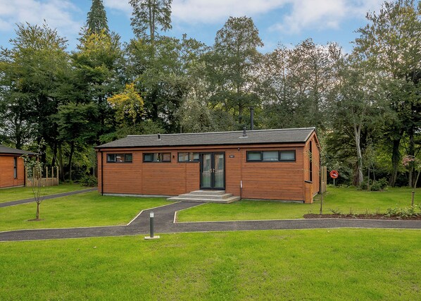 Exterior - A stunning lodge with a centre lounge. (Annbank, Ayr)