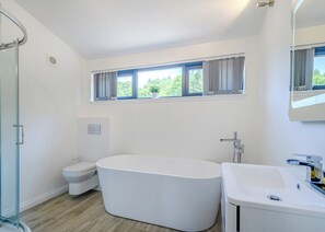 Bathroom - A stunning lodge with a centre lounge. (Annbank, Ayr)