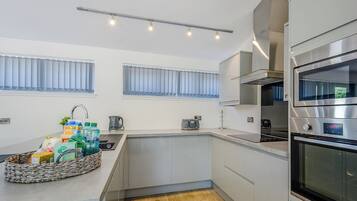 Fridge, oven, stovetop, dishwasher