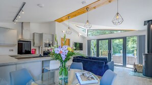 Una cucina moderna con zona pranzo, ampie finestre e un'accogliente area salotto.