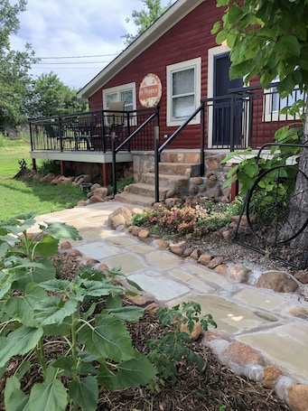 Property grounds. Cheerful 2 bedroom cabin in beautiful Medicine Park!