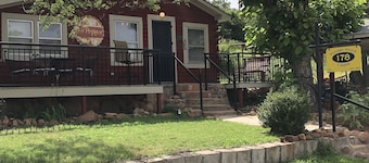 Cheerful 2 bedroom cabin in beautiful Medicine Park!