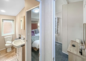 Ein modernes Badezimmer mit Waschbecken, Toilette und Dusche.