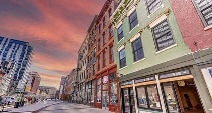 Spacious, DWNT/OTR condo. minutes walk to the Reds/Bengals stadiums & more!!