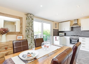 Kylskåp, ugn, spishäll och brödrost