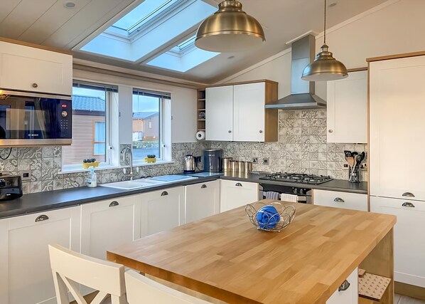 Køleskab, ovn, kogeplade, brødrister