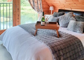 1 bedroom, free WiFi - Set in a peaceful location and perched over the lake. (Anglesey)