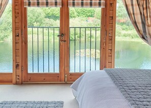 1 bedroom, free WiFi - Set in a peaceful location and perched over the lake. (Anglesey)
