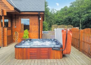 Outdoor spa tub - Set in a peaceful location and perched over the lake. (Anglesey)