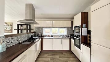 Een koelkast, een oven, een kookplaat, een broodrooster