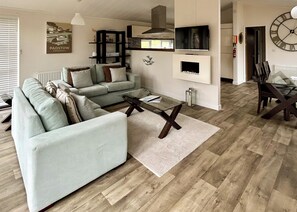 Una sala de estar con sofá, mesa de centro y chimenea.