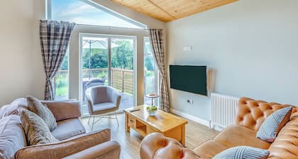 3 bedroom accommodation in Ellesmere