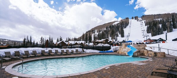 Alberca al aire libre y alberca climatizada