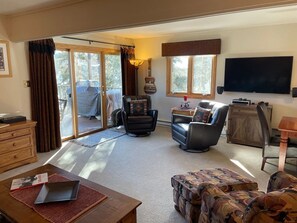 Smart TV, fireplace, books, stereo - All the comforts of home. Amazing mountain views from both floors! (Durango)