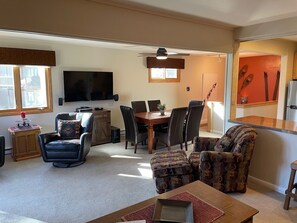 Smart TV, fireplace, books, stereo - All the comforts of home. Amazing mountain views from both floors! (Durango)