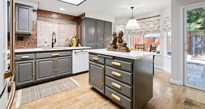 Wine Country Getaway W/ Fire Pit & Hot Tub!