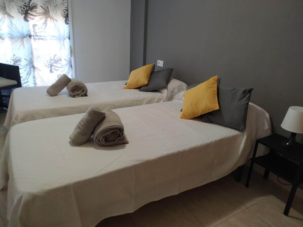 2 slaapkamers, een strijkplank/strijkijzer, gratis wifi, beddengoed