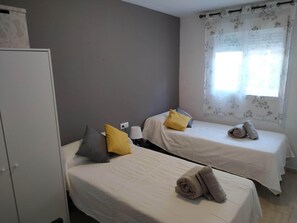 2 slaapkamers, een strijkplank/strijkijzer, gratis wifi, beddengoed