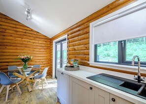 Jääkaappi, uuni, liesi, astianpesukone