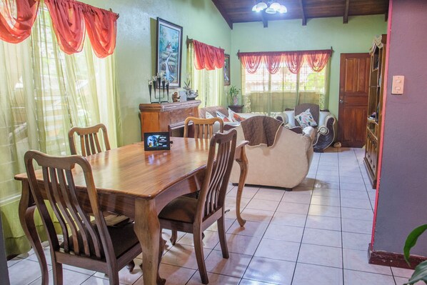 32-inch TV with cable channels - Gardens House, Airport Juan Santamaría, Alajuela, San Jose (Alajuela)