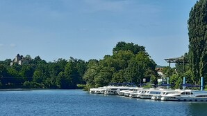 A marina with several boats docked. - Gite de Charme Rénové Dans le Lot (Douelle)