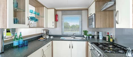 Kjøleskap, ovn, kokeplater og brødrister