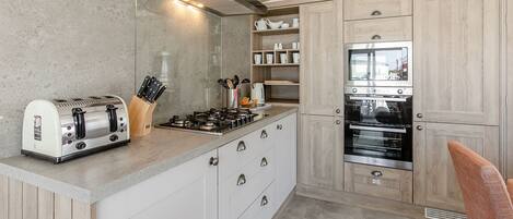 Fridge, oven, stovetop, dishwasher