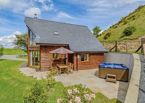 Outdoor dining - Gorgeous open plan two storey lodge. (Little London, Nr Llandinam)
