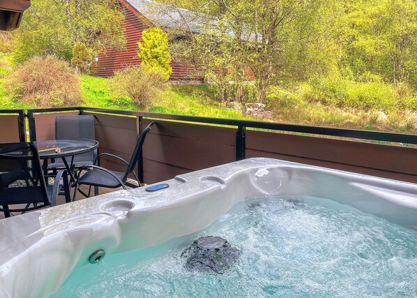 Outdoor dining - 1 bedroom accommodation in Nr Kirriemuir (Nr Kirriemuir)