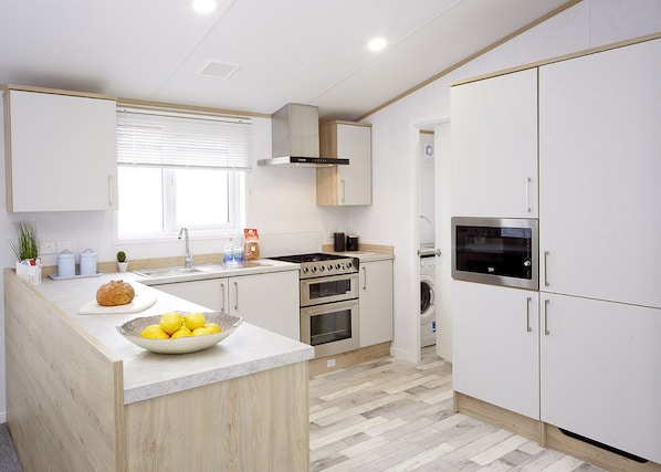 Réfrigérateur, four, plaque de cuisson, grille-pain