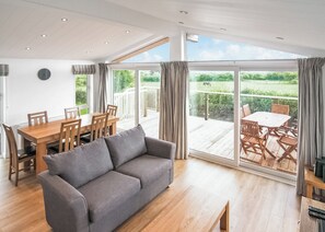 TV - New in 2017. Spacious and luxurious lodge. (Carnmenellis, Nr Falmouth)